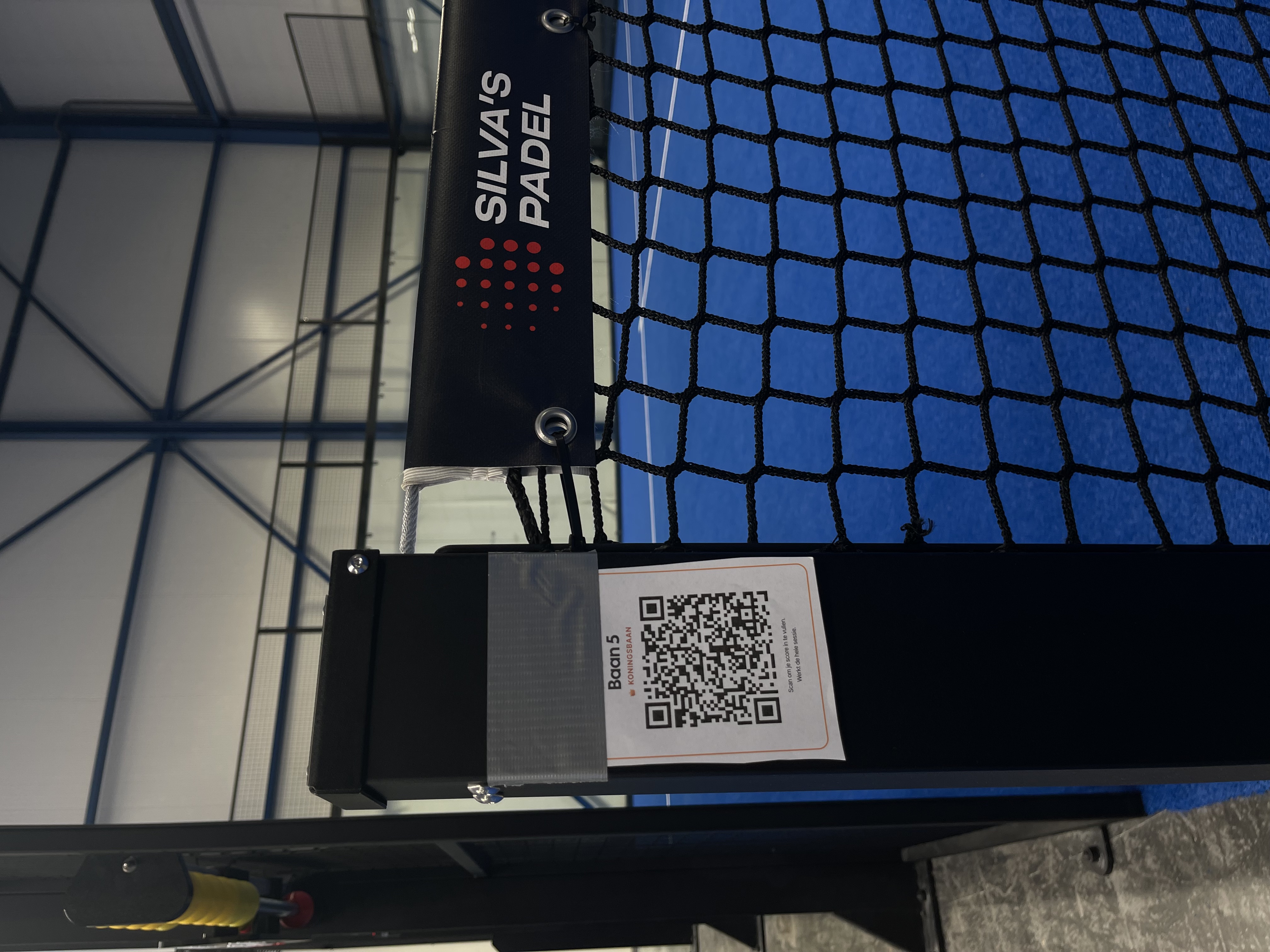 QR-code op het net van baan 5, de Koningsbaan, bij Silva's Padel